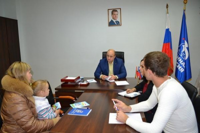 Евгений Маслов провел свой первый прием граждан в Региональной общественной приемной Партии