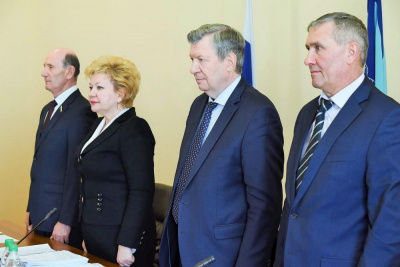 Стоя и под аплодисменты