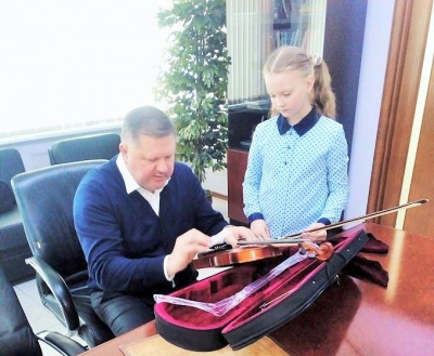 Скрипка из рук депутата