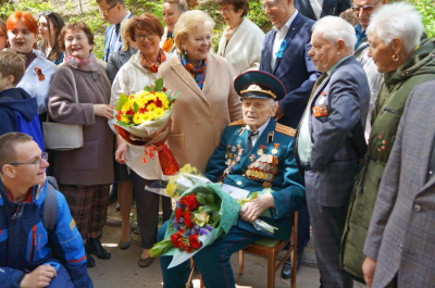 Председатель Курского городского Собрания поздравила с 99-летием ветерана Великой Отечественной войны Циммера Виктора Ивановича