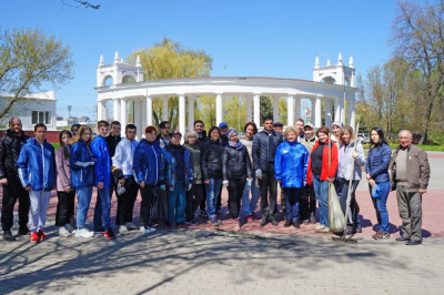 Курское городское Собрание провело большой субботник на мемориале «Жертвам фашизма»