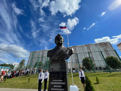 В День знаний в школе 58 на пр-те В.Клыкова открыли бюст Овсянникова Михаила Васильевича